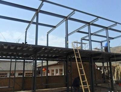 鋼結(jié)構(gòu)蓋房視頻（《鋼結(jié)構(gòu)廠房搭建全過(guò)程(3d視頻全解析)》） 鋼結(jié)構(gòu)玻璃棧道施工 第3張