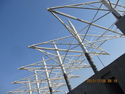 室外停車場設(shè)計(jì)規(guī)范及標(biāo)準(zhǔn)化規(guī)劃要求（室外停車場設(shè)計(jì)規(guī)范中如何確保車輛安全停放） 北京鋼結(jié)構(gòu)設(shè)計(jì)問答