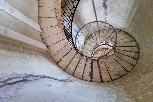 螺旋樓梯建筑(現(xiàn)代建筑中最具功能性的要素之一) 鋼結構網(wǎng)架設計 第5張 螺旋樓梯建筑(現(xiàn)代建筑中最具功能性的要素之一) 鋼結構網(wǎng)架設計 第5張