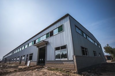 鋼結(jié)構(gòu)標(biāo)準(zhǔn)化廠房每平米造價（鋼結(jié)構(gòu)標(biāo)準(zhǔn)化廠房每平米造價200-1000元） 結(jié)構(gòu)工業(yè)鋼結(jié)構(gòu)施工 第1張