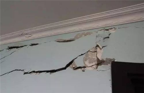 地基下沉墻體開裂有危險嗎（地基下沉和墻體開裂有危險嗎） 建筑消防設(shè)計 第1張