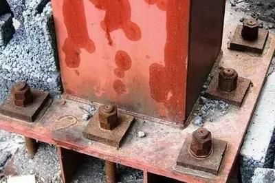 鋼結(jié)構(gòu)螺栓擰緊后會松動嗎（擰緊后的螺栓確實(shí)有可能會松動,螺栓松動的主要原因包括：） 裝飾工裝施工 第1張