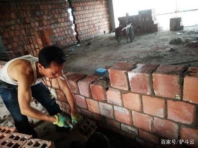砌墻工資大概多少錢一天（砌墻工人的工資因地區(qū)、經(jīng)驗(yàn)和技術(shù)水平等因素不同） 鋼結(jié)構(gòu)鋼結(jié)構(gòu)停車場(chǎng)設(shè)計(jì) 第2張