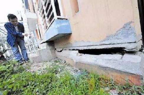 設(shè)計(jì)圖紙審圖代簽別人名字（設(shè)計(jì)圖紙審圖代簽時(shí),為什么需要我親自簽字?）