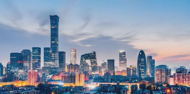 學(xué)校的總平面圖（學(xué)校圖書館的藏書量是多少,學(xué)校的食堂每天提供多少份餐食）