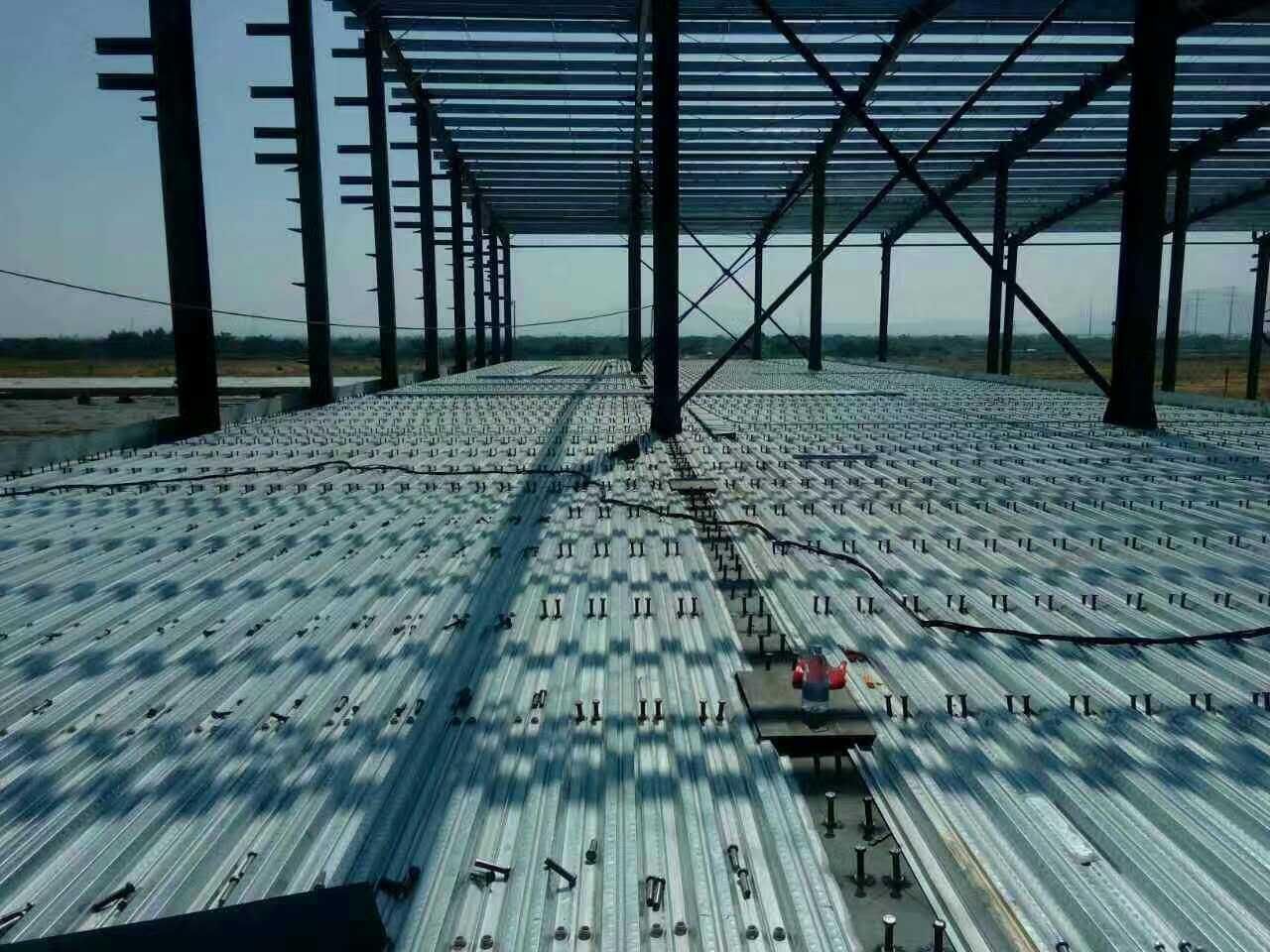 學校操場平面圖簡筆畫圖片（在繪制學校操場平面圖的簡筆畫時我注意到了操場的四個邊界線）