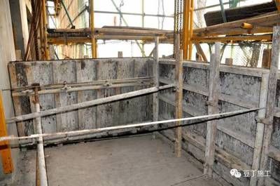 屋頂加固施工方案模板圖片(屋頂加固施工方案) 鋼結(jié)構(gòu)玻璃棧道設(shè)計 第4張 屋頂加固施工方案模板圖片(屋頂加固施工方案) 鋼結(jié)構(gòu)玻璃棧道設(shè)計 第4張