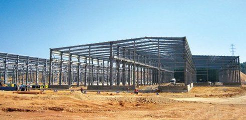 鋼結構廠房建造價格多少(鋼結構廠房建造價格受多種因素影響鋼結構廠房施工周期控制) 鋼結構玻璃棧道施工 第1張 鋼結構廠房建造價格多少(鋼結構廠房建造價格受多種因素影響鋼結構廠房施工周期控制) 鋼結構玻璃棧道施工 第1張