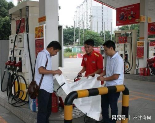 加油站頂棚高度標(biāo)準(zhǔn)是多少(加油站罩棚材質(zhì)選擇指南,) 鋼結(jié)構(gòu)鋼結(jié)構(gòu)停車場(chǎng)施工 第2張 加油站頂棚高度標(biāo)準(zhǔn)是多少(加油站罩棚材質(zhì)選擇指南,) 鋼結(jié)構(gòu)鋼結(jié)構(gòu)停車場(chǎng)施工 第2張