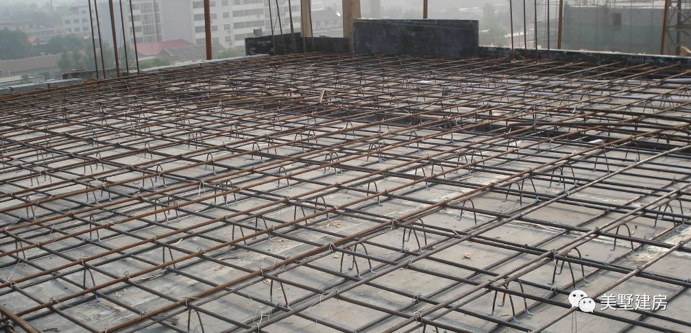 學(xué)校操場(chǎng)地面鋪的什么材料（學(xué)校操場(chǎng)地面通常使用什么材料鋪裝操場(chǎng)地面的材料有什么特別之處）