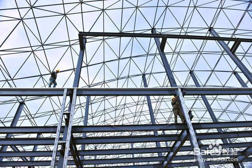 西昌夾心彩鋼瓦（西昌夾心彩鋼瓦是什么材料制成的西昌夾心彩鋼瓦使用壽命有多長(zhǎng)）