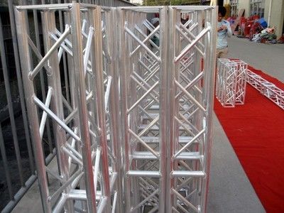 詳細(xì)閱讀:展覽桁架搭建(展覽桁架搭建的安全標(biāo)準(zhǔn)) 展覽桁架搭建(展覽桁架搭建的安全標(biāo)準(zhǔn))