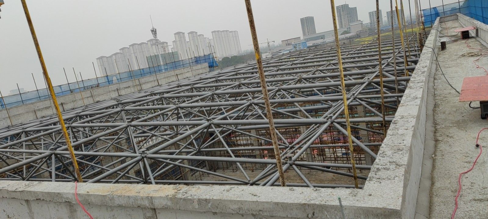 網(wǎng)架屋面施工工藝流程 鋼結(jié)構(gòu)玻璃棧道施工 第2張 網(wǎng)架屋面施工工藝流程 鋼結(jié)構(gòu)玻璃棧道施工 第2張