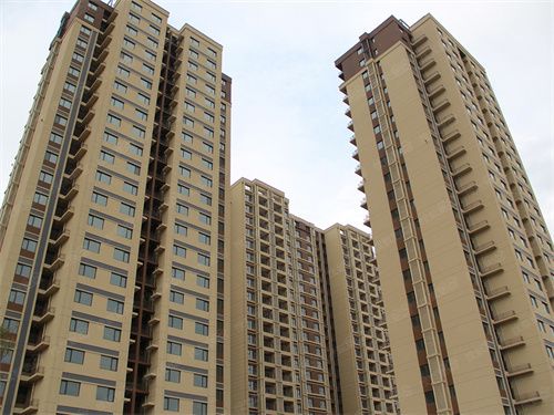 學(xué)校操場(chǎng)地面鋪的什么材料地板（學(xué)校操場(chǎng)地面通常使用的是什么材料制成的地板？）