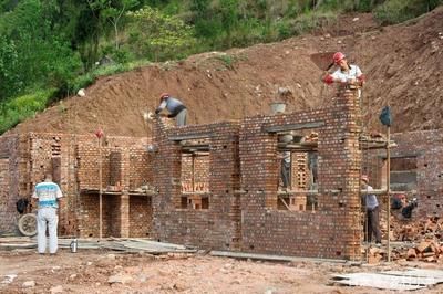 混磚房承重墻能拆嗎圖片(磚混結(jié)構(gòu)房屋安全檢測(cè)標(biāo)準(zhǔn),承重墻厚度測(cè)量工具介紹) 鋼結(jié)構(gòu)鋼結(jié)構(gòu)停車場(chǎng)設(shè)計(jì) 第1張 混磚房承重墻能拆嗎圖片(磚混結(jié)構(gòu)房屋安全檢測(cè)標(biāo)準(zhǔn),承重墻厚度測(cè)量工具介紹) 鋼結(jié)構(gòu)鋼結(jié)構(gòu)停車場(chǎng)設(shè)計(jì) 第1張