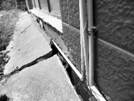 農(nóng)村自建房地基下沉墻裂縫怎么辦呢 鋼結(jié)構(gòu)玻璃棧道設(shè)計 第2張 農(nóng)村自建房地基下沉墻裂縫怎么辦呢 鋼結(jié)構(gòu)玻璃棧道設(shè)計 第2張