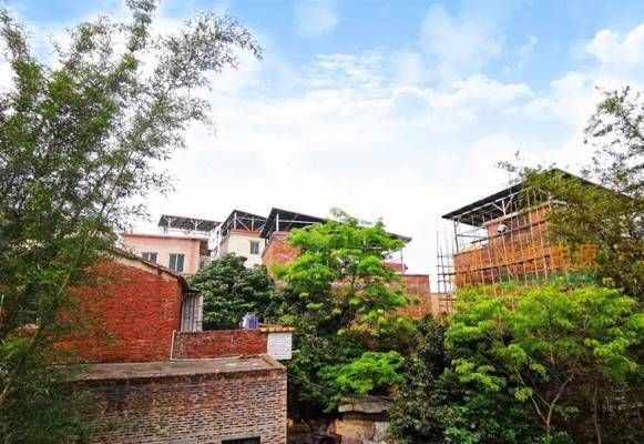 農(nóng)村屋頂安裝光伏發(fā)電的利與弊（農(nóng)村屋頂安裝光伏發(fā)電系統(tǒng)具有提供可再生能源、創(chuàng)造經(jīng)濟收益） 鋼結構玻璃棧道施工 第1張