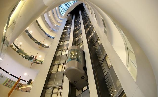 加裝鋼結(jié)構(gòu)電梯的設(shè)計(jì)使用壽命是多少年(加裝鋼結(jié)構(gòu)電梯井的設(shè)計(jì)使用壽命受到多種因素的影響) 鋼結(jié)構(gòu)玻璃棧道設(shè)計(jì) 第1張 加裝鋼結(jié)構(gòu)電梯的設(shè)計(jì)使用壽命是多少年(加裝鋼結(jié)構(gòu)電梯井的設(shè)計(jì)使用壽命受到多種因素的影響) 鋼結(jié)構(gòu)玻璃棧道設(shè)計(jì) 第1張