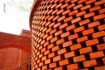 北京紅磚建筑（北京的紅磚建筑不僅是歷史的見證，也是現(xiàn)代藝術(shù)的展示平臺(tái)） 結(jié)構(gòu)工業(yè)鋼結(jié)構(gòu)施工 第1張