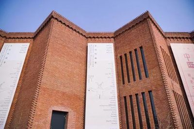 北京紅磚建筑（北京的紅磚建筑不僅是歷史的見證，也是現(xiàn)代藝術(shù)的展示平臺(tái)） 結(jié)構(gòu)工業(yè)鋼結(jié)構(gòu)施工 第4張