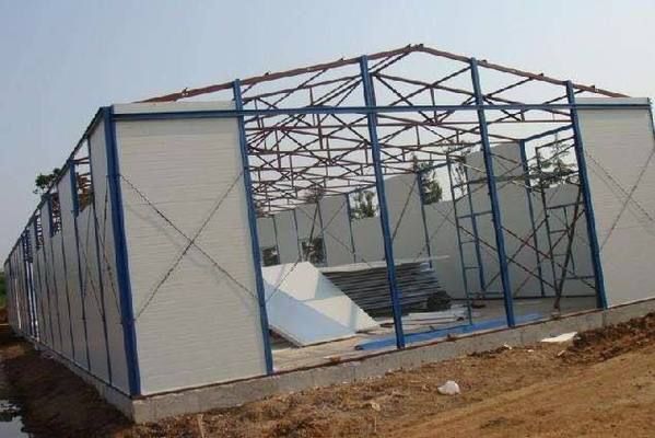 彩鋼房簡易房子搭建(彩鋼復(fù)合板(夾芯板)材料連接材料與周邊保持合適距離) 鋼結(jié)構(gòu)蹦極設(shè)計 第3張 彩鋼房簡易房子搭建(彩鋼復(fù)合板(夾芯板)材料連接材料與周邊保持合適距離) 鋼結(jié)構(gòu)蹦極設(shè)計 第3張