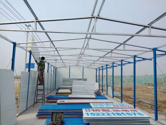 彩鋼活動(dòng)板房搭建視頻（彩鋼活動(dòng)板房搭建全過程） 鋼結(jié)構(gòu)鋼結(jié)構(gòu)停車場(chǎng)施工 第5張