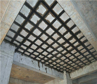 碳纖維加固在地震區(qū)的應用，碳纖維加固技術，地震區(qū)建筑加固的有力護盾，將碳纖維加固技術比作護盾，形象地突出其在地震區(qū)對建筑起到保護作用的特點， 行業(yè)新聞 第5張