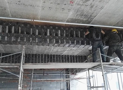 粘鋼加固在抗震設(shè)計(jì)中的應(yīng)用，粘鋼加固技術(shù)在建筑抗震設(shè)計(jì)中的關(guān)鍵作用與實(shí)踐應(yīng)用 行業(yè)新聞 第2張