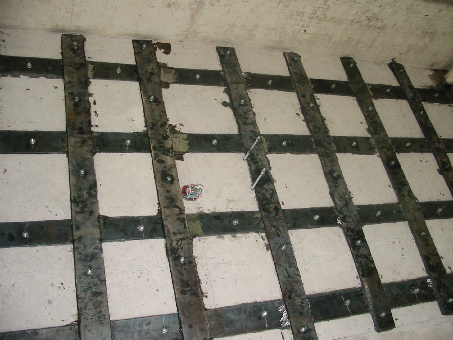 粘鋼板加固的耐久性研究，粘鋼板加固結(jié)構(gòu)的耐久性分析與性能評估 行業(yè)新聞 第2張