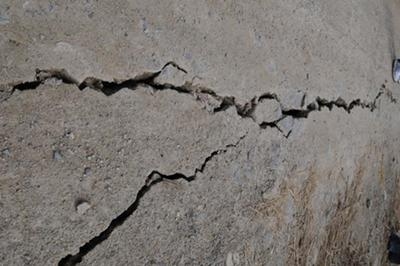 裂縫發(fā)展對結(jié)構(gòu)安全影響，幾種不同風(fēng)格的標題供你參考，你可以根據(jù)具體使用場景進行選擇，，聚焦裂縫發(fā)展，解鎖其對結(jié)構(gòu)安全的關(guān)鍵影響，探秘裂縫發(fā)展與結(jié)構(gòu)安全之間的緊密關(guān)聯(lián)，剖析裂縫發(fā)展如何沖擊結(jié)構(gòu)安全防線 行業(yè)新聞 第4張